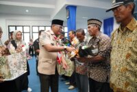 Pj Gubernur Malut memberikan salam hormat kepada pensiunan ASN pendidikan. 