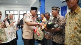 Pj Gubernur Malut memberikan salam hormat kepada pensiunan ASN pendidikan. 