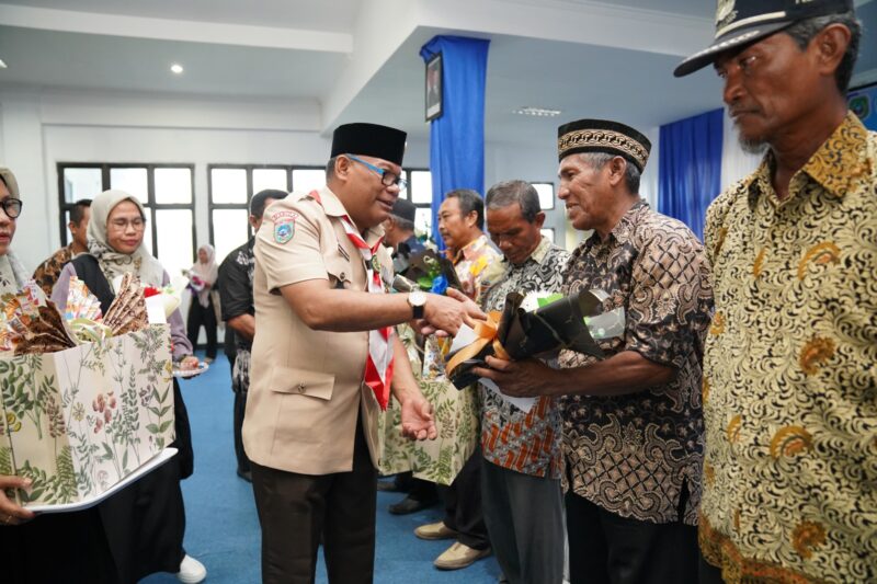 Pj Gubernur Malut memberikan salam hormat kepada pensiunan ASN pendidikan. 