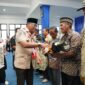 Pj Gubernur Malut memberikan salam hormat kepada pensiunan ASN pendidikan. 