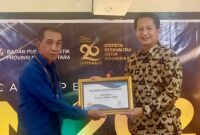 Kepala Bappeda Malut terima penghargan dari BPS.