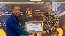 Kepala Bappeda Malut terima penghargan dari BPS.