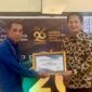 Kepala Bappeda Malut terima penghargan dari BPS.