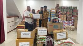 Bantuan kemanusian dari Bappeda Malut untuk masyarakat korban banjir di Rua.