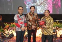 Mantan Gubernur Malut Thaib Armayin foto bersama dengan  Pj Sekda dan Kepala Bappeda.