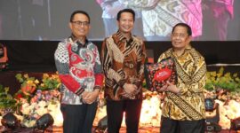 Mantan Gubernur Malut Thaib Armayin foto bersama dengan  Pj Sekda dan Kepala Bappeda.