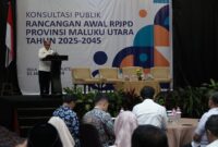 Plt. Gubernur Malut, Al Yasin Ali membuka kegiatan konsultasi publik RPJPD 2025-2045.