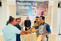 Penyerahan paket tali asih dari PT. WKM ke masyarakat. 