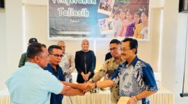 Penyerahan paket tali asih dari PT. WKM ke masyarakat. 
