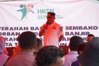 Pj Gubernur menyerahkan bantuan kepada para korban banjir di Ternate. 