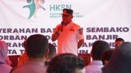 Pj Gubernur menyerahkan bantuan kepada para korban banjir di Ternate. 