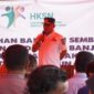 Pj Gubernur menyerahkan bantuan kepada para korban banjir di Ternate. 