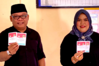 Pj Gubernur Malut dan Ketua DWP memberikan suara pada Pilkada 2024.