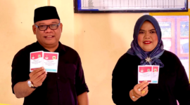 Pj Gubernur Malut dan Ketua DWP memberikan suara pada Pilkada 2024.