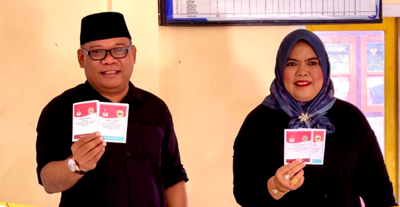 Pj Gubernur Malut dan Ketua DWP memberikan suara pada Pilkada 2024.
