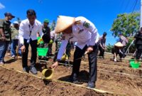 Pj Gubernur lakukan penanaman pada program gugas ketahanan pangan Polri.