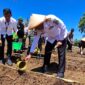 Pj Gubernur lakukan penanaman pada program gugas ketahanan pangan Polri.