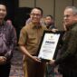 Pj Sekprov Malut menyerahkan piagam penghargaan.