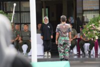 Asisten II Setda Provinsi Maluku Utara, Sri Haryanti Hatari, yang juga bertindak sebagai inspektur upacara.