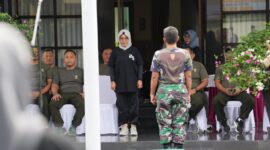 Asisten II Setda Provinsi Maluku Utara, Sri Haryanti Hatari, yang juga bertindak sebagai inspektur upacara.