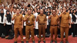 Foto  bersama para pejabat dengan peserta PPPK. 