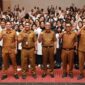 Foto  bersama para pejabat dengan peserta PPPK. 