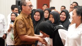 Plt Ka Dikbud Malut Abubakar Abdullah saat menjabat Plt Sekda Malut menyalami peserta PPPK. 
