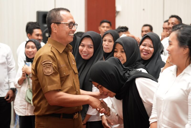 Plt Ka Dikbud Malut Abubakar Abdullah saat menjabat Plt Sekda Malut menyalami peserta PPPK. 