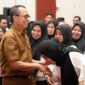 Plt Ka Dikbud Malut Abubakar Abdullah saat menjabat Plt Sekda Malut menyalami peserta PPPK. 