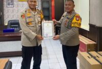 Kapolsek Oba Utara IPDA Suherlin mendapatkan penghargaan dari Kapolresta Tidore, Kombes Pol Yury Nurhidayat. 