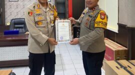Kapolsek Oba Utara IPDA Suherlin mendapatkan penghargaan dari Kapolresta Tidore, Kombes Pol Yury Nurhidayat. 