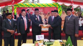 Pj Gubernur menyerahkan potongan tumpeng pada Kakanwil Kemenag Malut. 