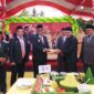 Pj Gubernur menyerahkan potongan tumpeng pada Kakanwil Kemenag Malut. 