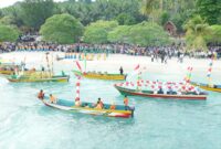 Parade perahu pada festival tanjung waka 2024.