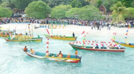 Parade perahu pada festival tanjung waka 2024.