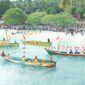Parade perahu pada festival tanjung waka 2024.