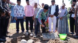 Pj Sekprov Malut, Abubakar Abdullah saat melakukan peletakan batu pertama pembangunan kantor Hidayatullah di Sofifi. 