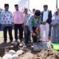 Pj Sekprov Malut, Abubakar Abdullah saat melakukan peletakan batu pertama pembangunan kantor Hidayatullah di Sofifi. 