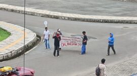 Aksi mahasiswa GERAM Morotai di depan kantor bupati. 