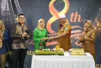 Pj Gubernur serahkan tumpeng syukuran ke Dirut RSUD Sofifi. 
