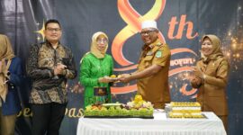 Pj Gubernur serahkan tumpeng syukuran ke Dirut RSUD Sofifi. 