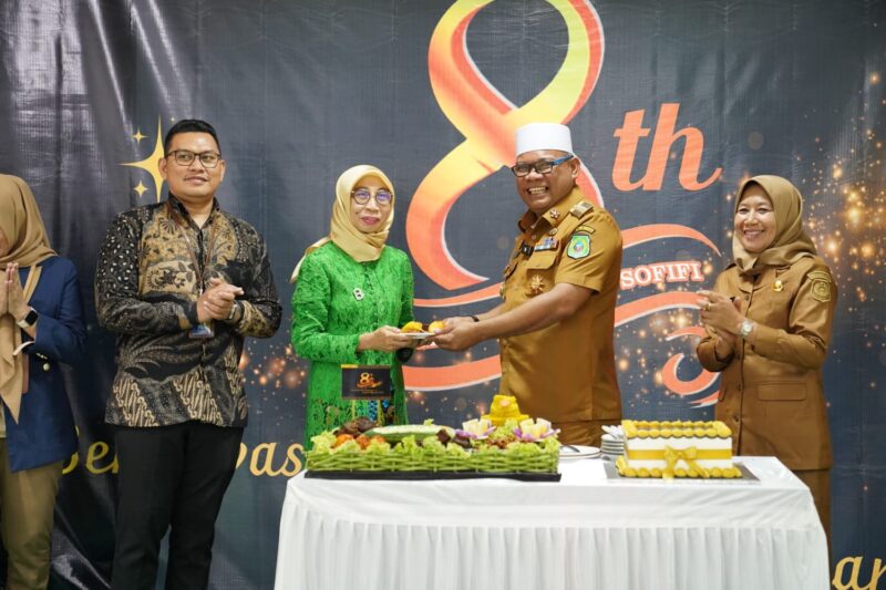 Pj Gubernur serahkan tumpeng syukuran ke Dirut RSUD Sofifi. 