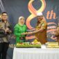 Pj Gubernur serahkan tumpeng syukuran ke Dirut RSUD Sofifi. 