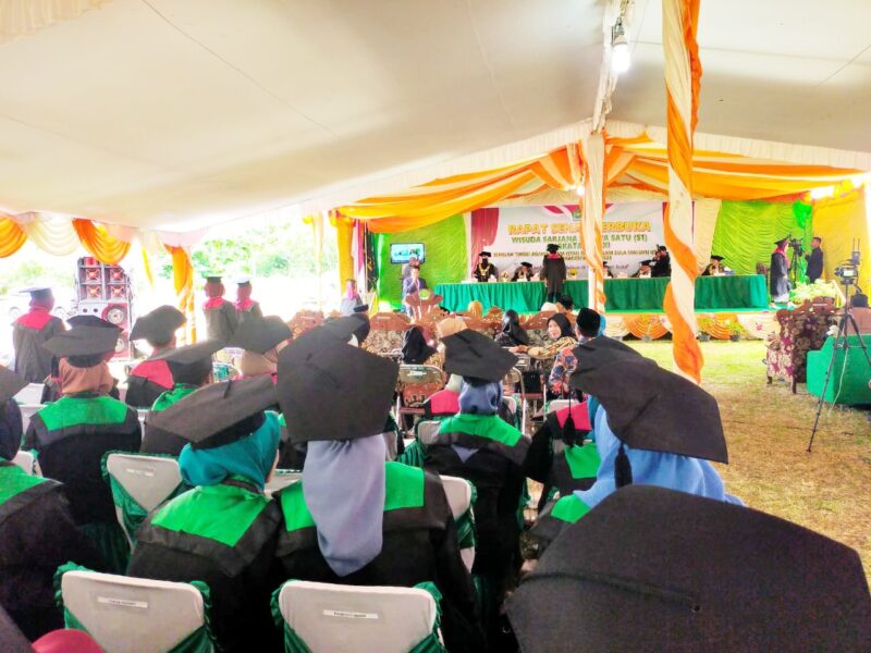 Prosesi wisuda STAI Babusalam Kabupaten Kepulauan Sula.