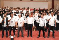Foto bersama Pj Sekda dan peserta  yang lolos seleksi CPNS 2024.