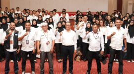 Foto bersama Pj Sekda dan peserta  yang lolos seleksi CPNS 2024.