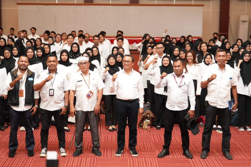 Foto bersama Pj Sekda dan peserta  yang lolos seleksi CPNS 2024.