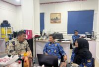 Kadisnaker Malut, Marwan Polisri saat berdiskusi dengan pejabat Kemenaker RI. 