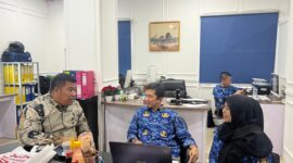 Kadisnaker Malut, Marwan Polisri saat berdiskusi dengan pejabat Kemenaker RI. 