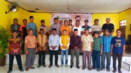 Yusran Pauwah foto bersama masyarakat Desa Waigoiyofa saat melakukan kegiatan reses. 